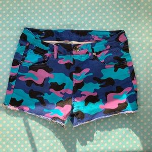 Girls Camouflage justice shorts.🍄